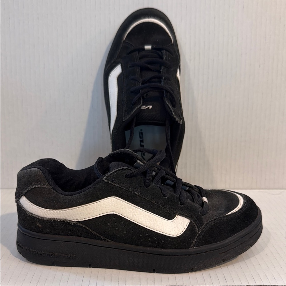 VINTAGE VANS MANNAZ BLACK SNEAKERS (sz 7)
